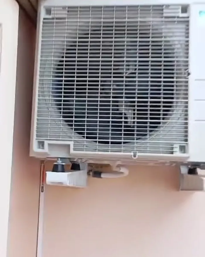 Unidades exteriores Daikin en fila en la terraza de una vivienda