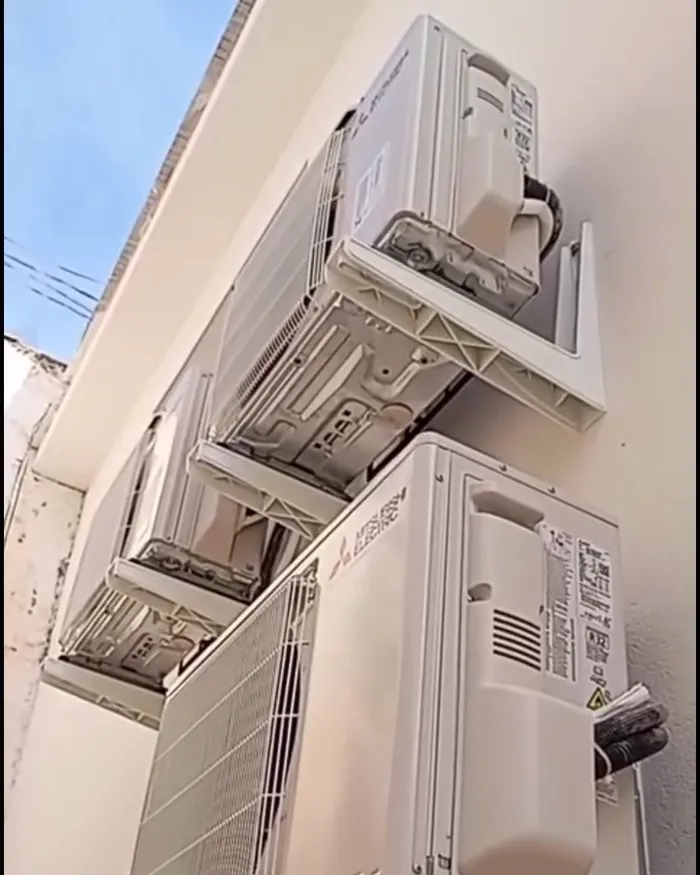 Tres unidades exteriores Mitsubishi Electric instaladas en la fachada de un piso